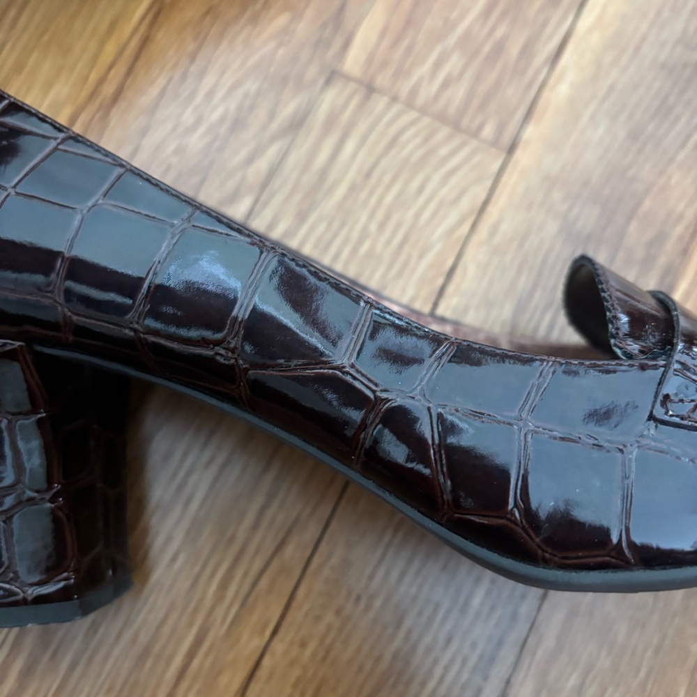 Anne Klein IFlex Dark Brown Croc-Embossed Loafer Style Pumps, Size 7.5 - Picture 9 of 15
